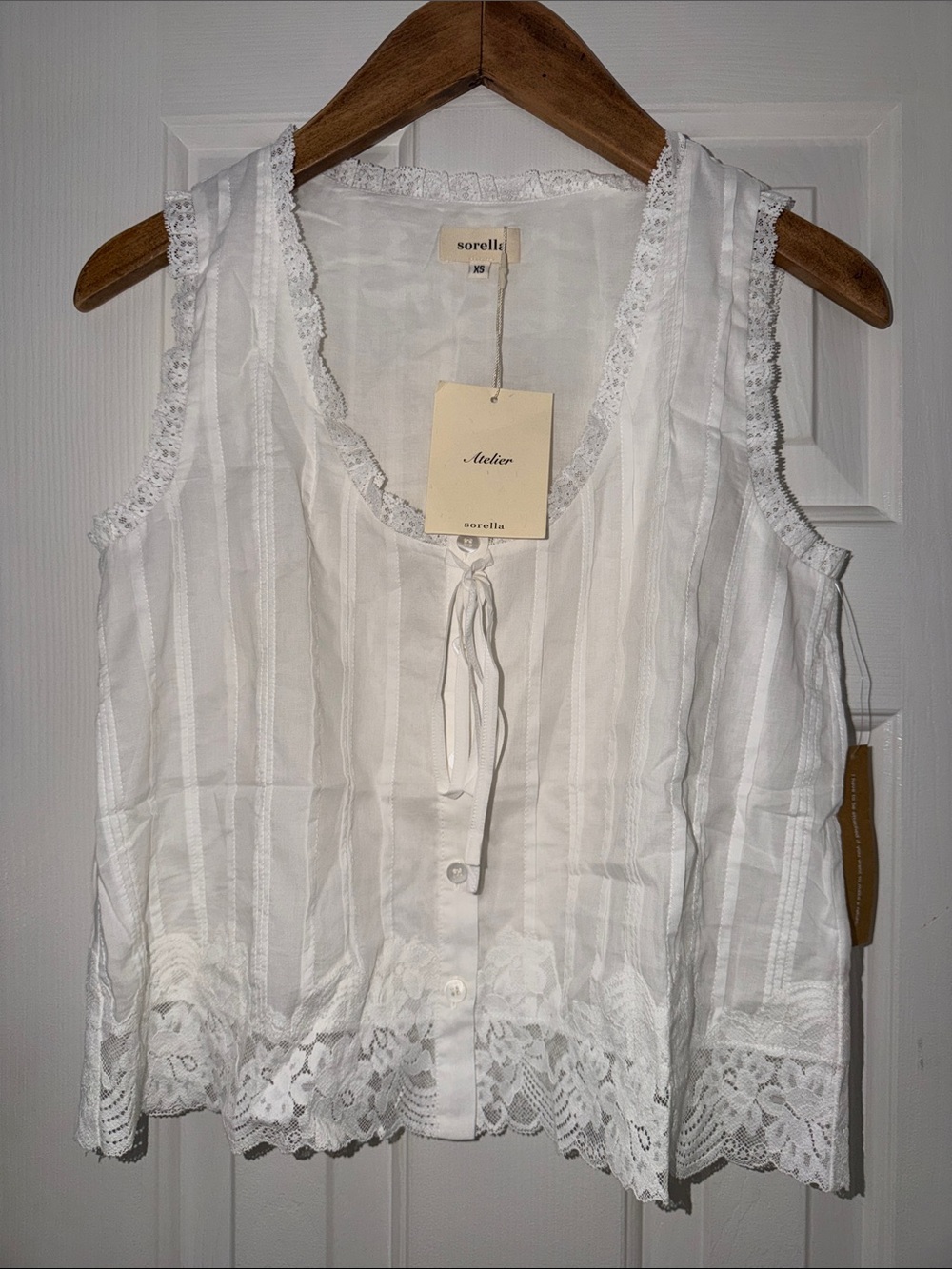 Few Moda Sorella  Vanya Top White Lace-Trim Button-Front . XS